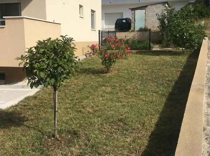 Daire Albatros With Private Garden,trogir