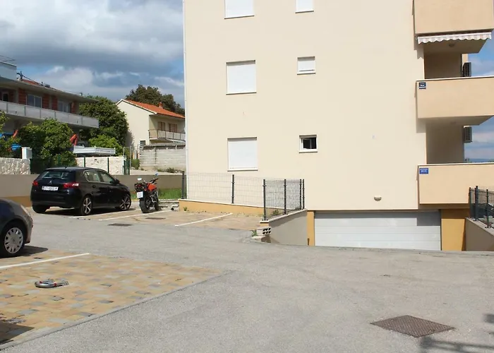 Apartman Albatros With Private Garden,trogir Trogir