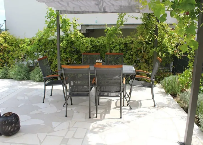 Daire Albatros With Private Garden,trogir *