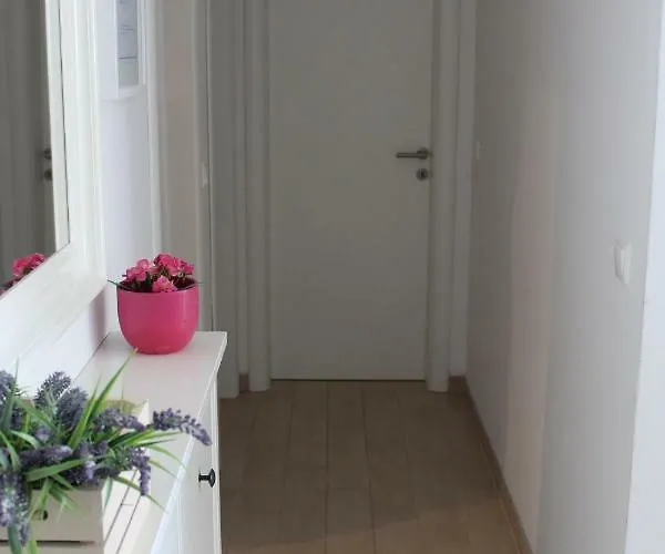 Albatros With Private Garden,trogir Appartement