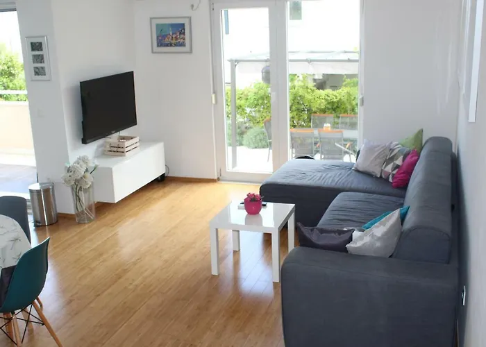 Appartement Albatros With Private Garden,trogir Trogir