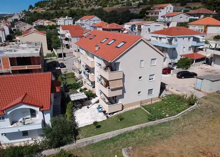 Appartement Albatros With Private Garden,trogir *