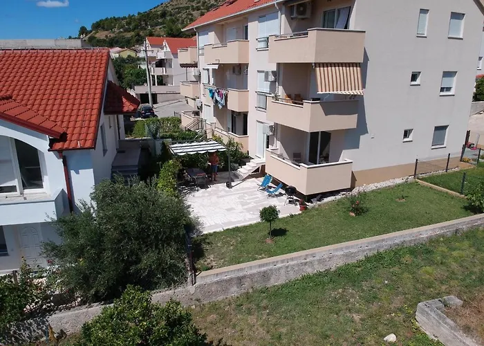 Apartman Albatros With Private Garden,trogir