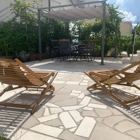 Albatros With Private Garden,trogir * Τρογκίρ
