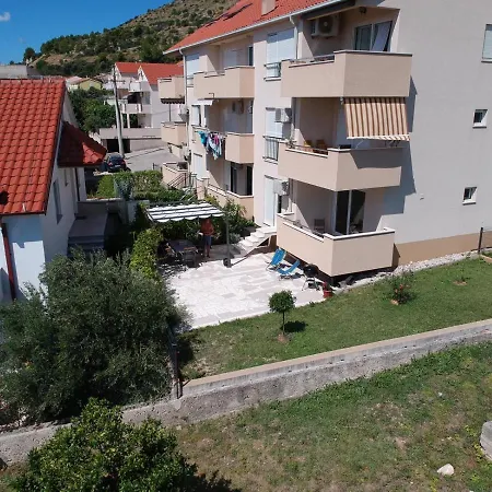 Διαμέρισμα Albatros With Private Garden,trogir