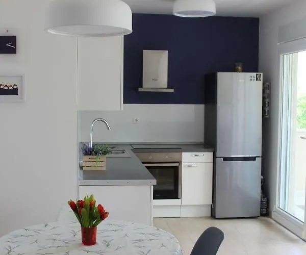 Albatros With Private Garden,trogir